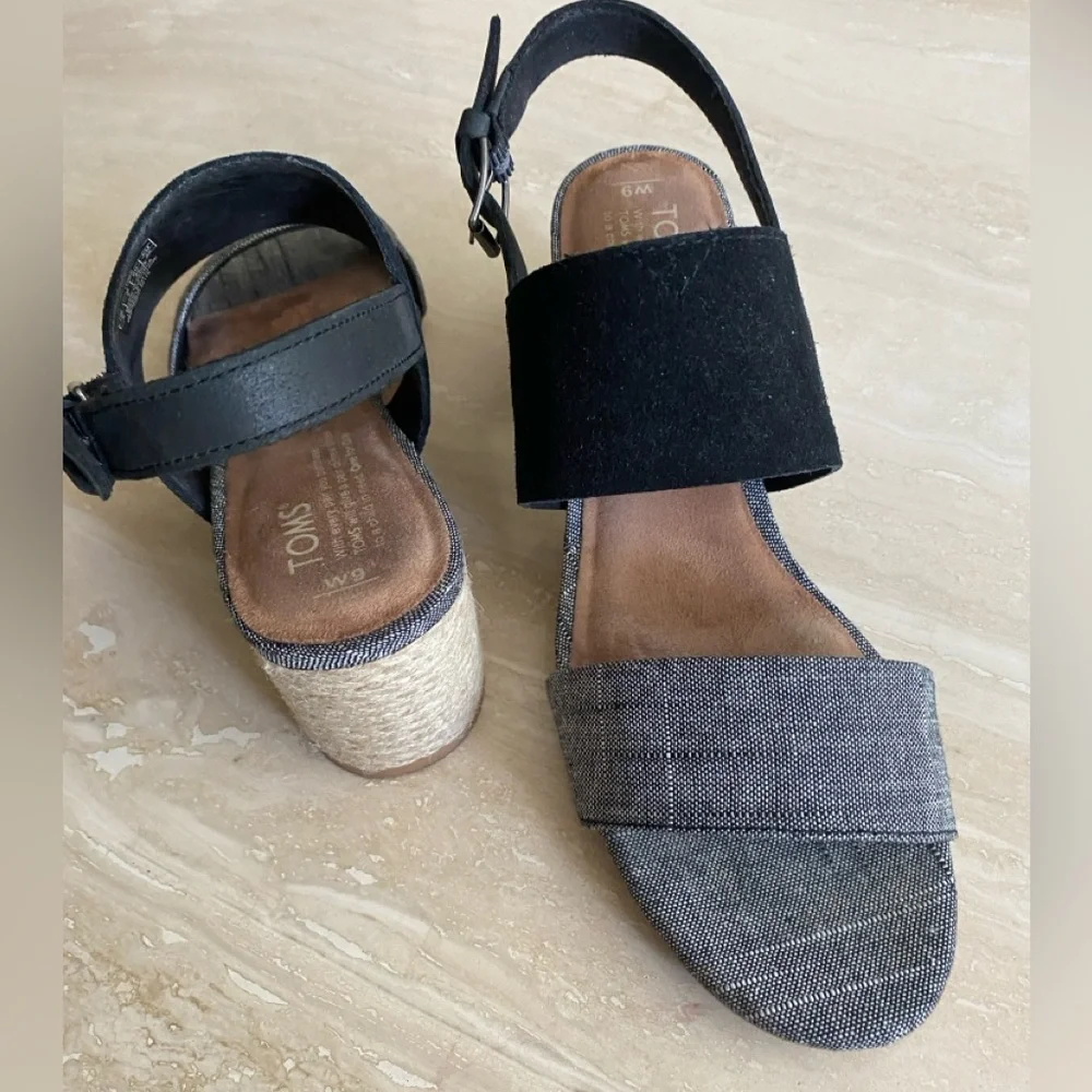 TOMS SUEDE / CHAMBRAY SANDALS